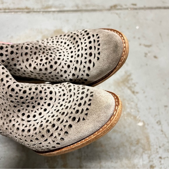 Jeffrey Campbell Grey Laser Cutout Suede Ankle Bootie Size 6.5 EUC - Picture 2 of 5